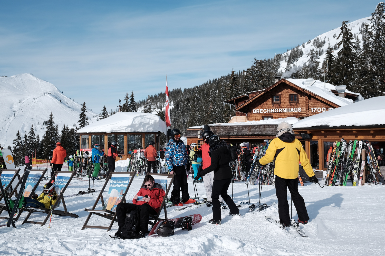 Skifahrer machen Rast am Brechhornhaus