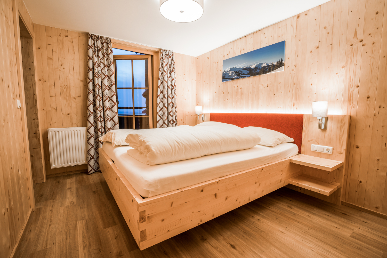 Modernisiertes Zimmer aus Zirbenholz