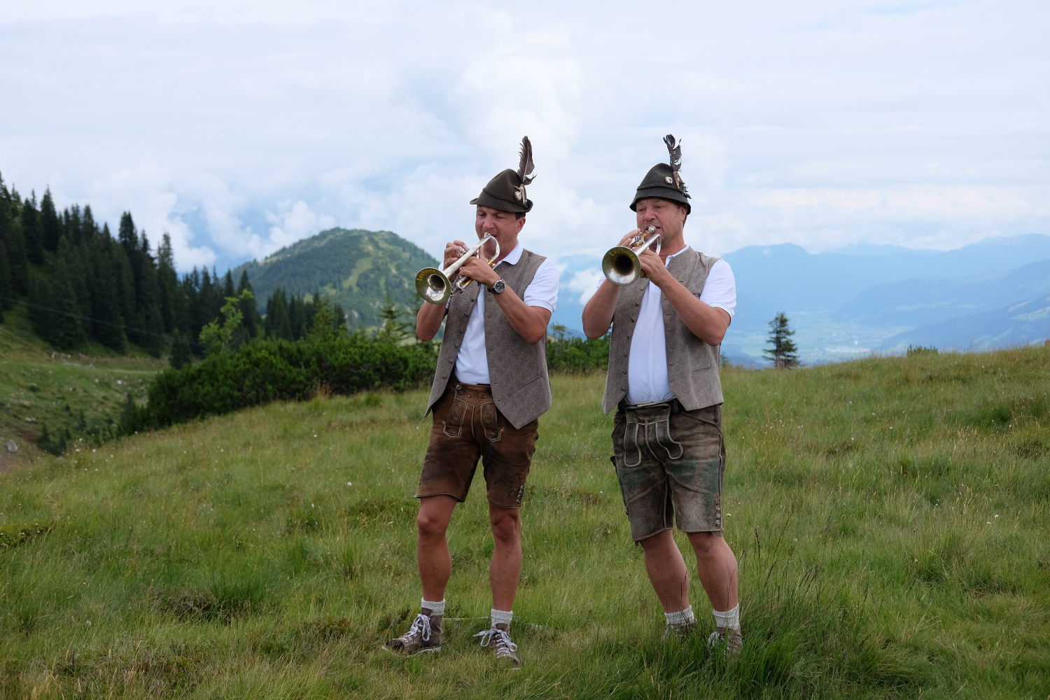 Tropeter-Duo vor Bergpanorama