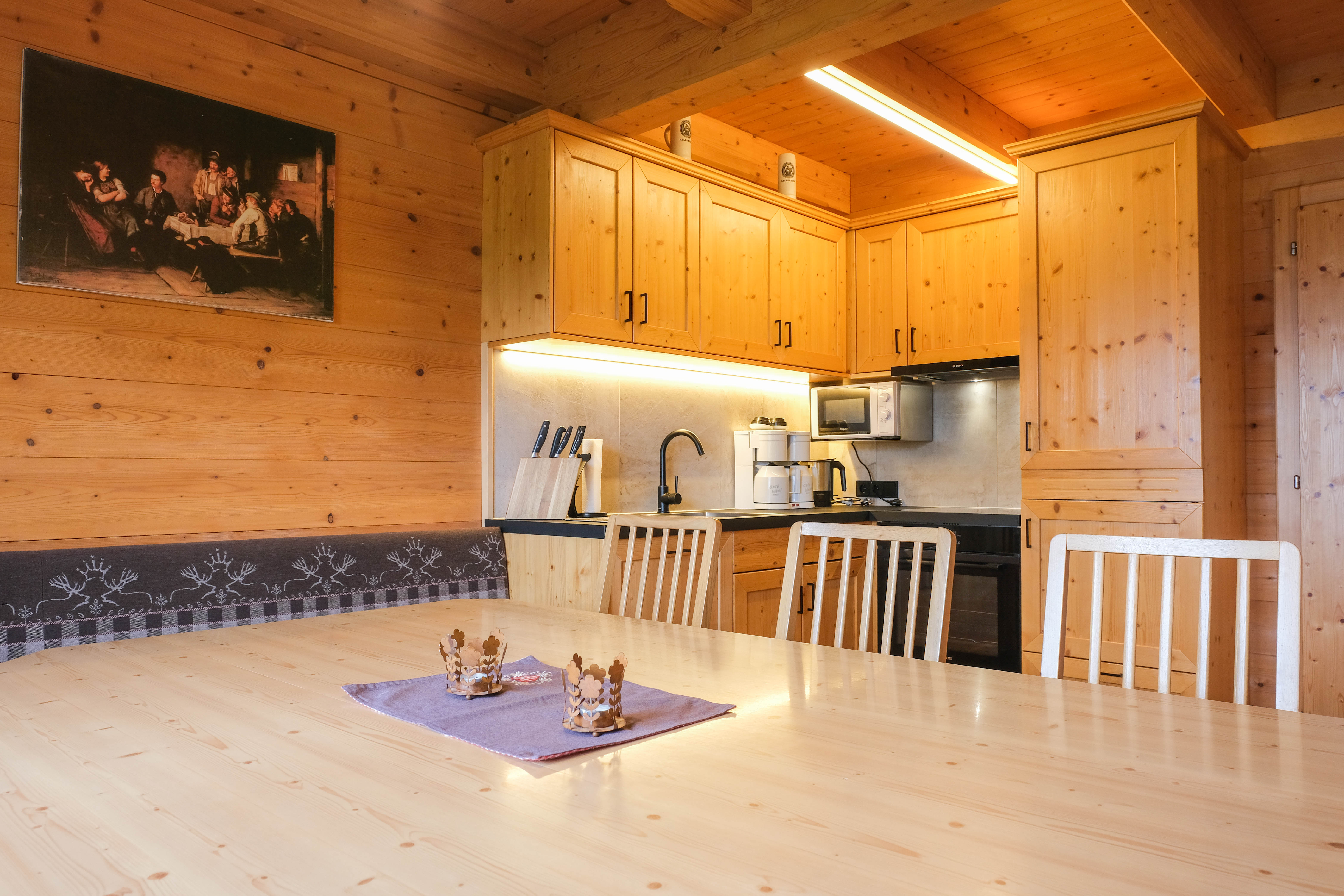 Chalet Landhaus mit Kamin im Wohnzimmer