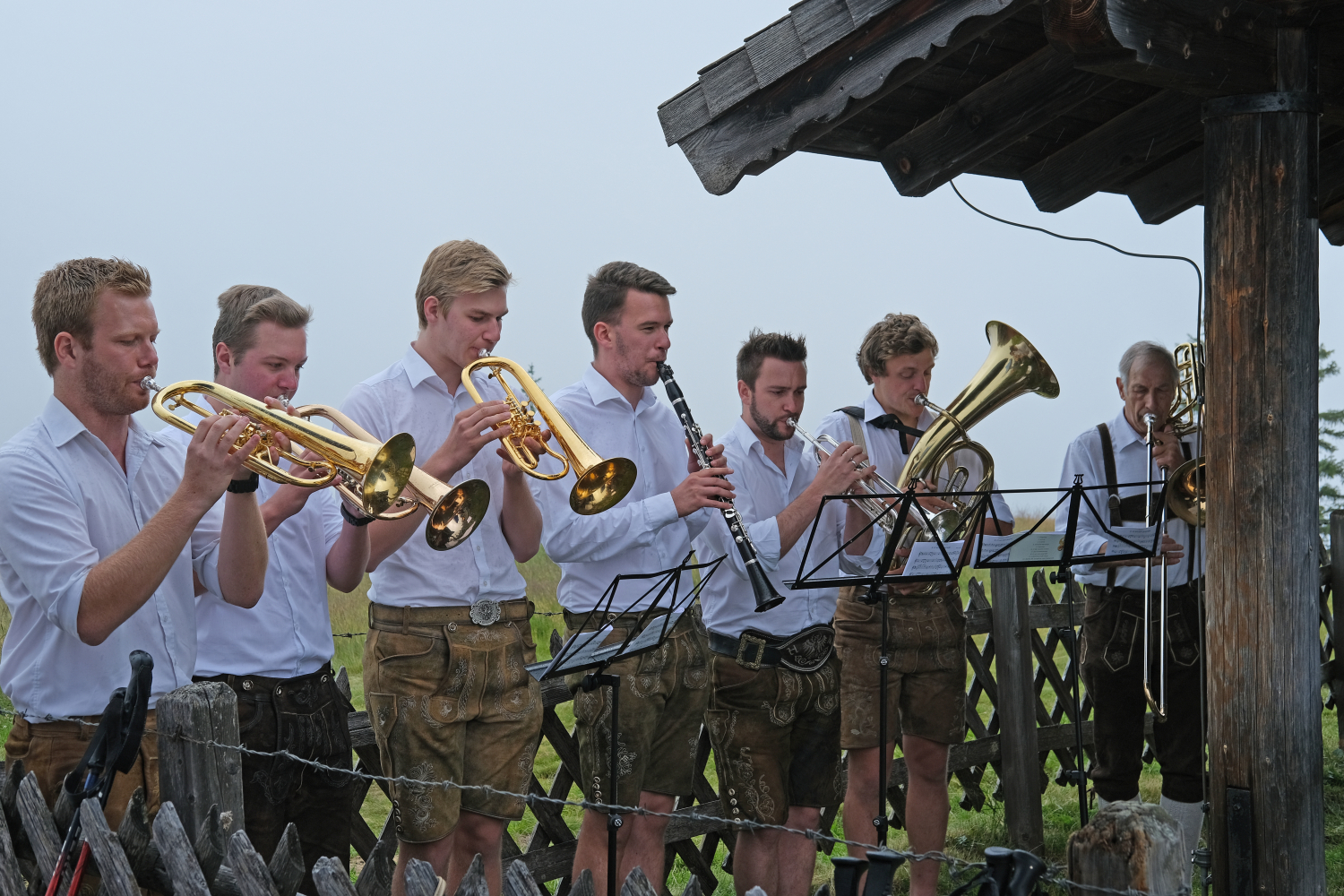 Musikkapelle spielt bei Feierlichkeit am Berg