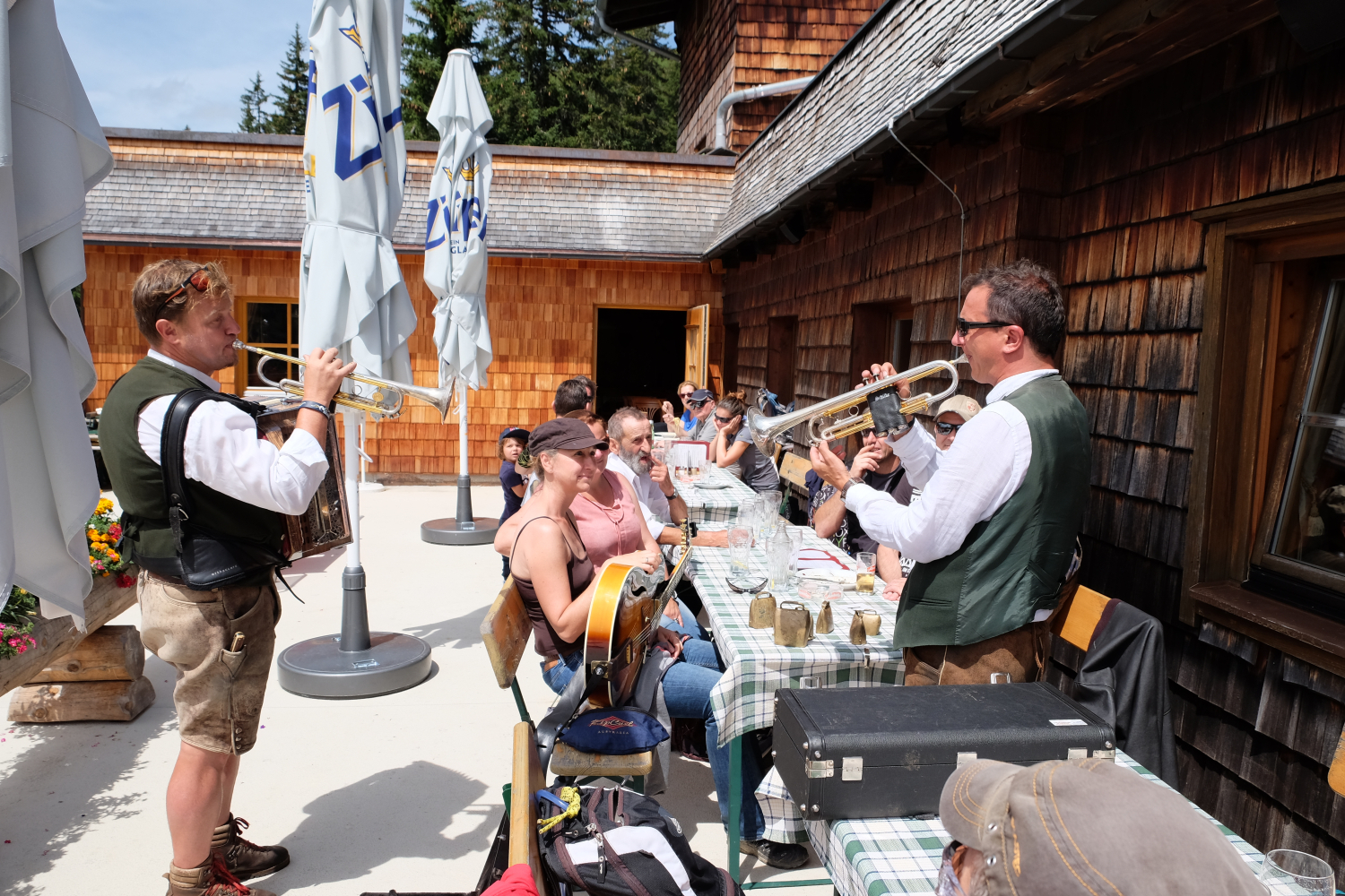 Trompeter auf der Terrasse vom Brechhornhaus