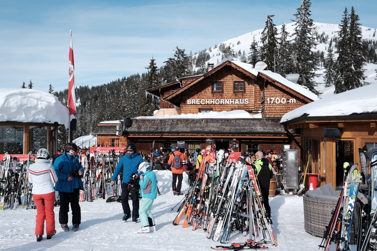 Vorderansicht des belebten Brechhornhauses im Winter