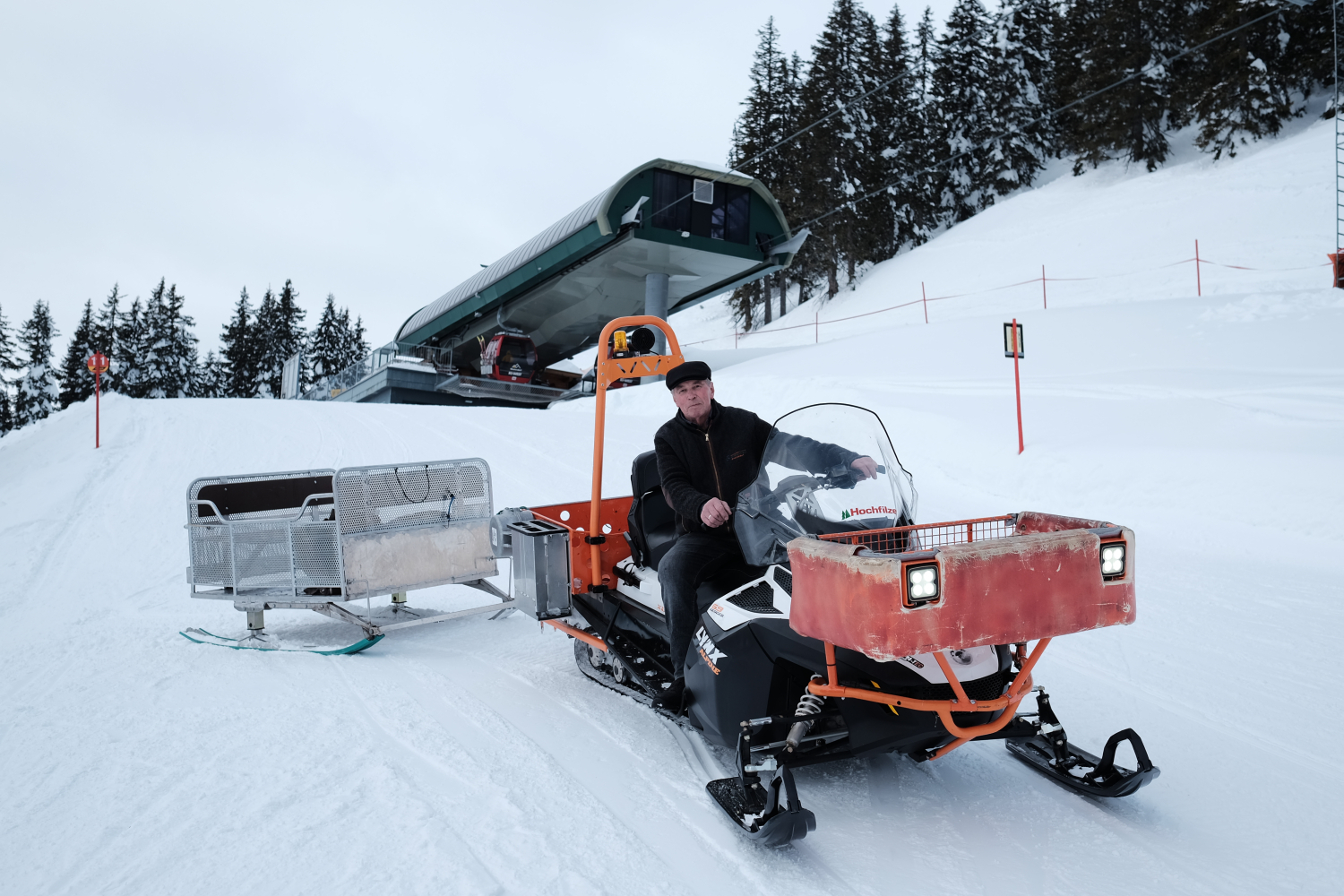 Teammitgleid Brechhornhaus auf Schneeschlitten an Lift