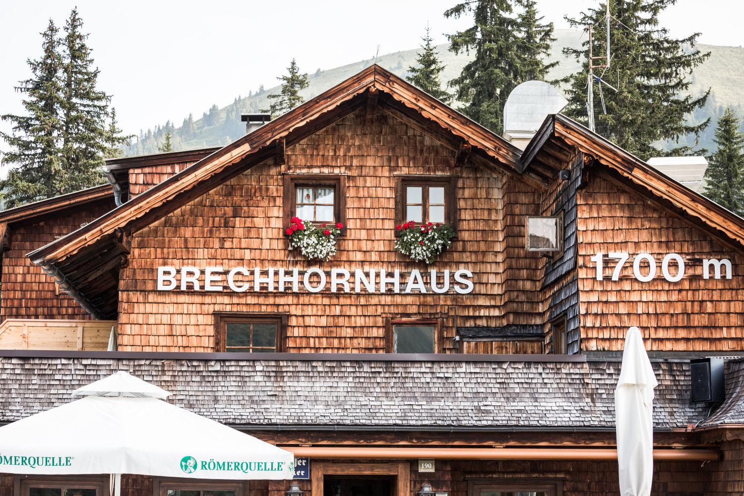 Detailansicht Schriftzug auf Alpengasthof Brechhornhaus