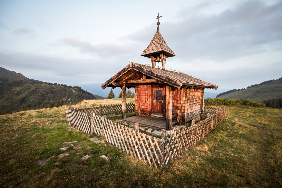 Holzkapelle im Alpenpanorama vom Brechhornhaus
