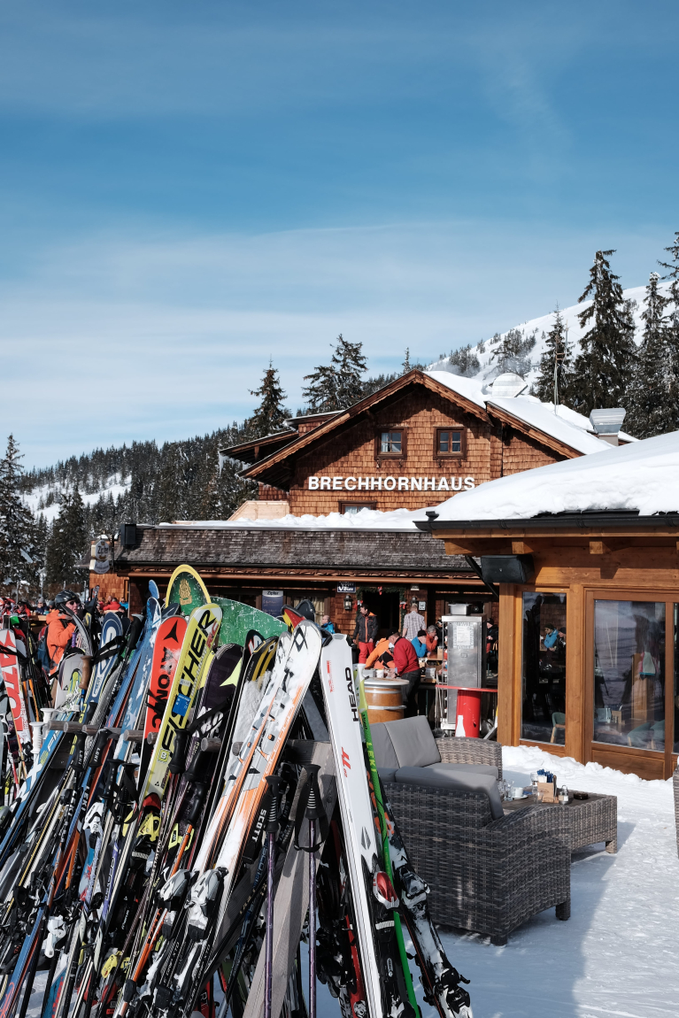 Skier in Skihalter vorm Brechhornhaus