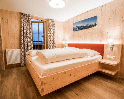 Gemütliches helles Doppelzimmer aus Zirbenholz