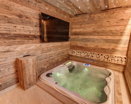 Whirlpool im Wellnessbereich des Premium Chalets