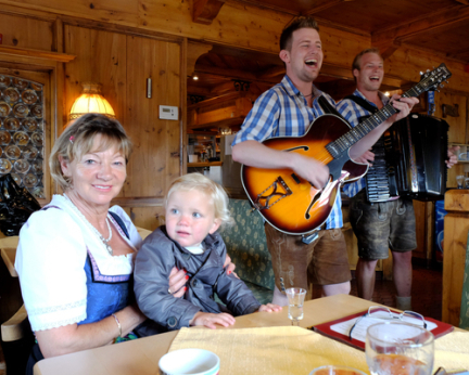 Personen singend bei Event am Brechhornhaus