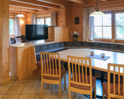 Großzügige helle Küche im Landhaus Chalet